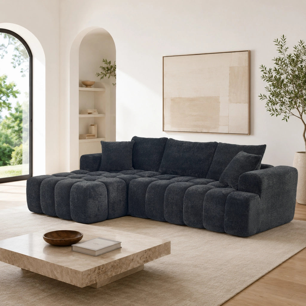 Divano angolare modulare con chaise longue in velluto nero, cuscini inclusi e design componibile per soggiorno