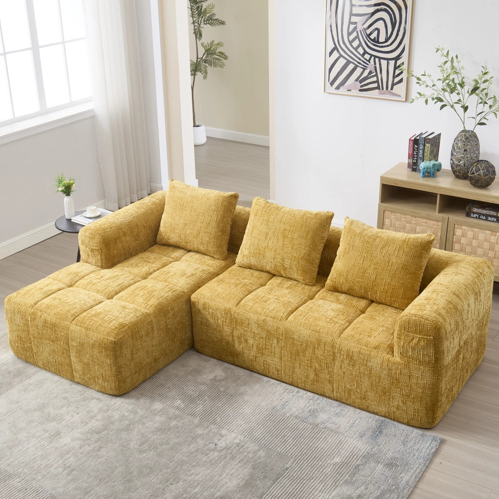 Divano componibile L in chenille gialla con chaise longue, tasche laterali e 3 cuscini