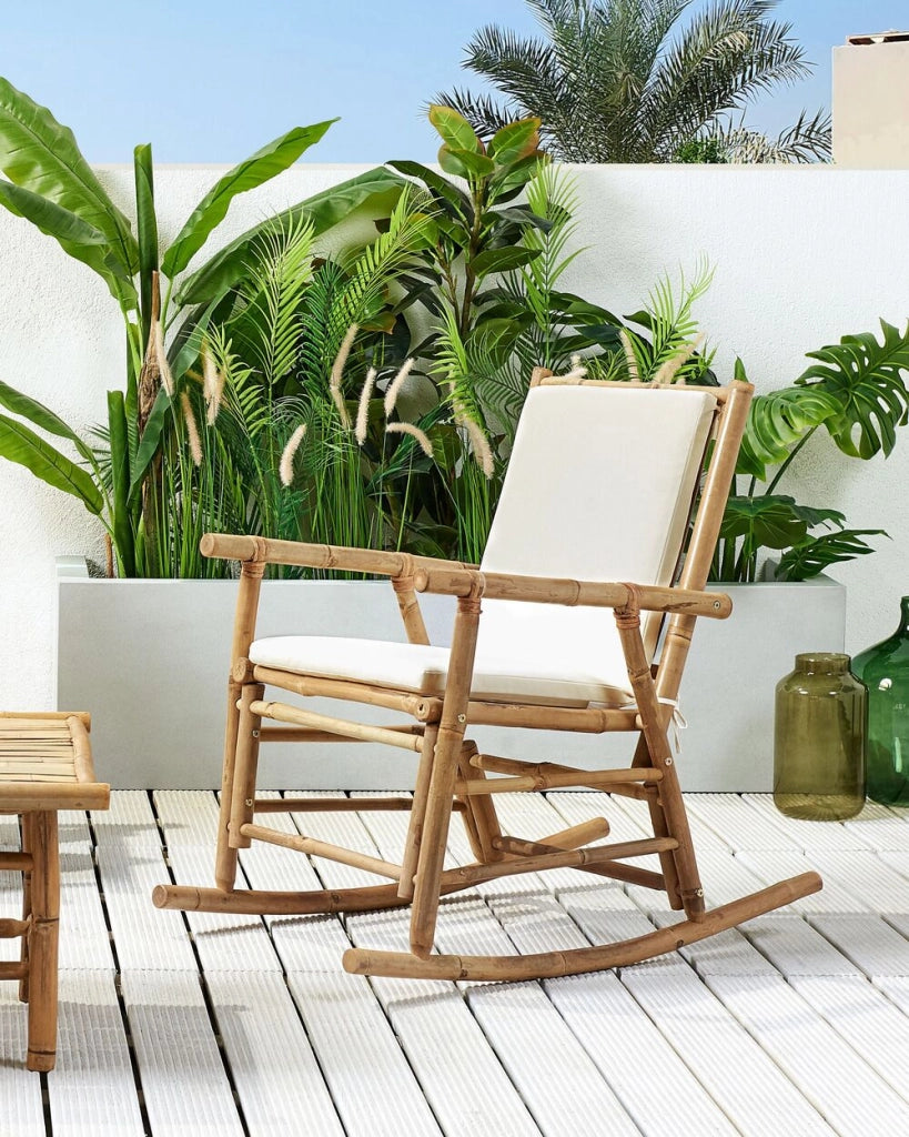 Sedia a dondolo da giardino bambù legno chiaro cuscini bianchi boho