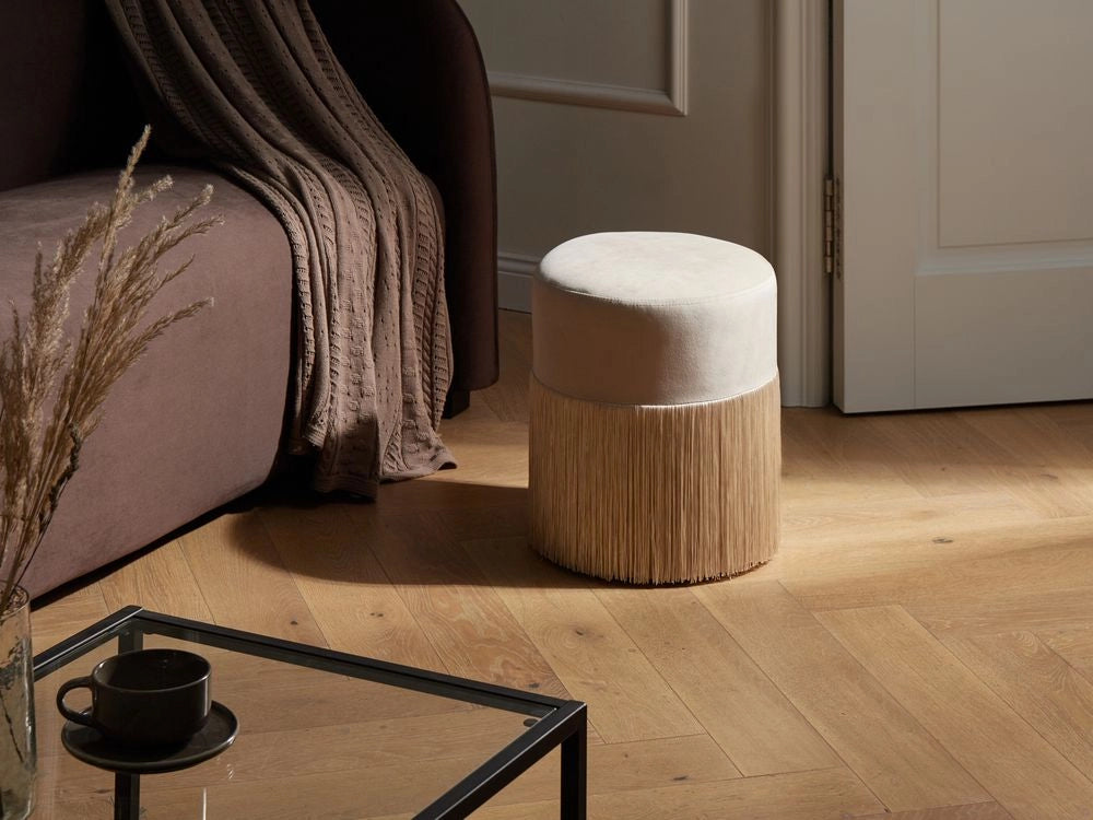 Pouf ottomana rotondo in velluto beige con pouf Glam con nappe