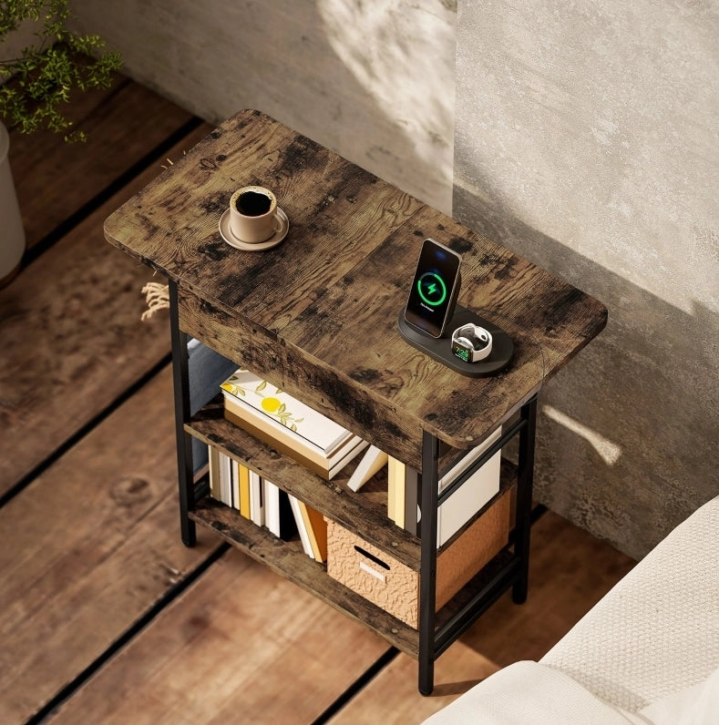 Comodino con prese e USB, 2 ripiani, marrone rustico