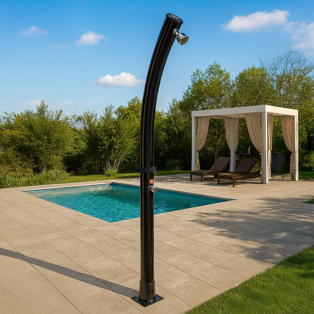 Doccia Solare Da Giardino Con Struttura In PVC Nero Serbatoio Da 18 Litri Soffione Rotondo In ABS Da 7 Cm Miscelatore In Metallo Altezza 211 Cm MPC DOCCIATOMNERA