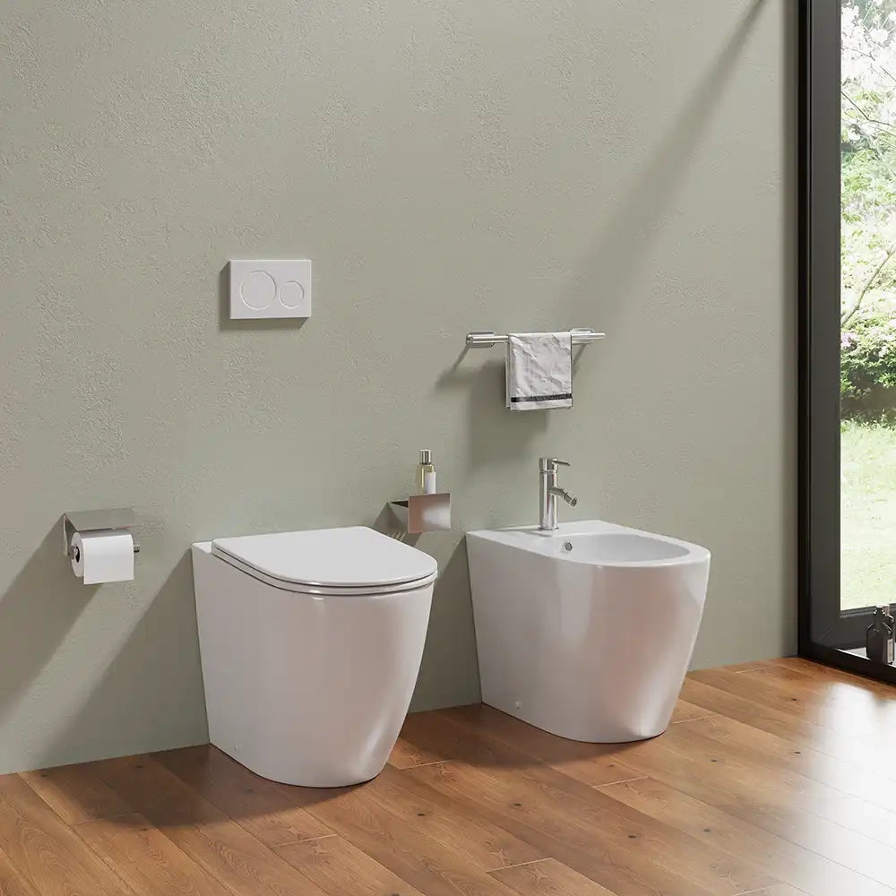 Sanitari filo muro vaso rimless traslato, bidet e copri wc bianco lucido | Europa