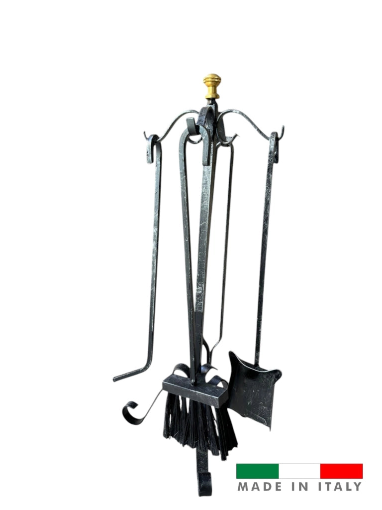 Attrezzo per Camino in Ferro con Accessori,Trespolo con Pomelli in Ottone, Pinza, Uncino, Scopetta e Paletta 70cm h