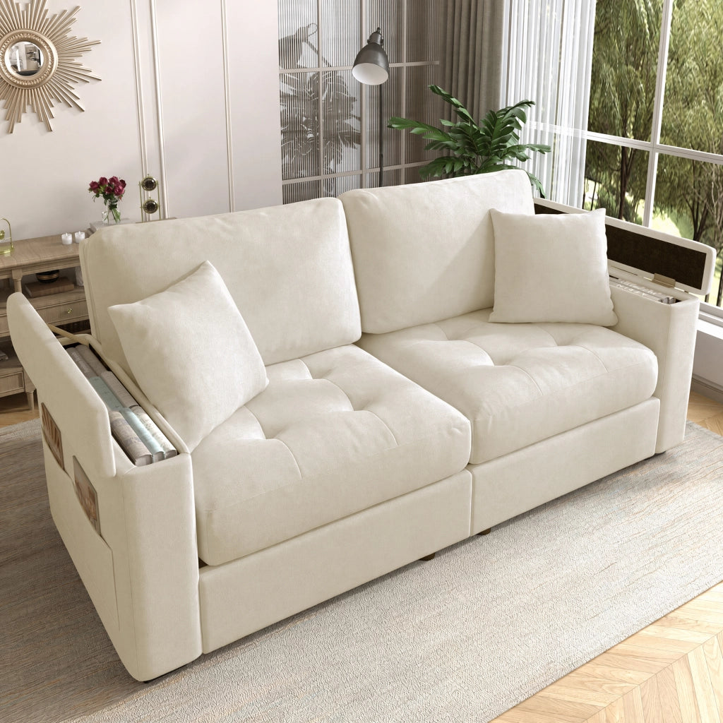 Divano 2 posti beige con vani nei braccioli e tasche laterali; rivestimento in ciniglia e 2 cuscini