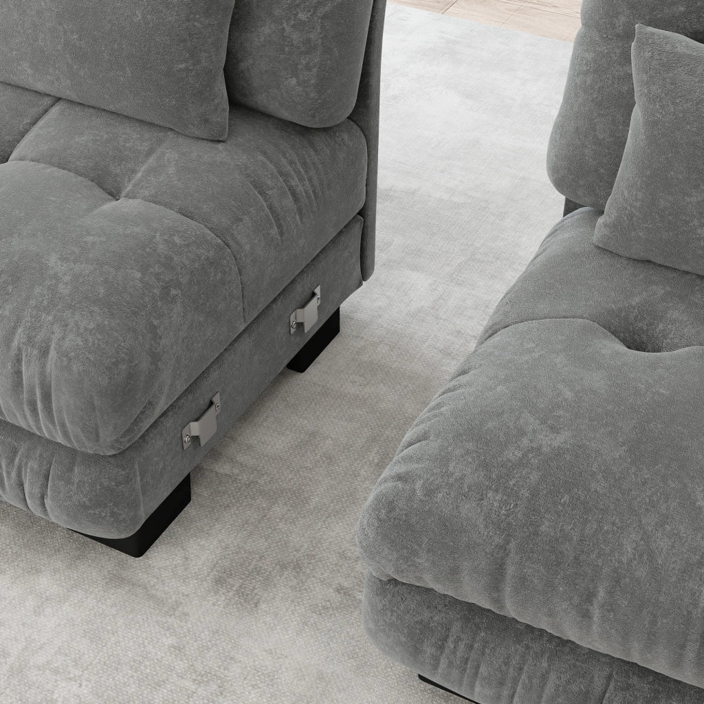 Divano modulare in chenille grigio con pouf mobili; seduta profonda e cuscini di supporto