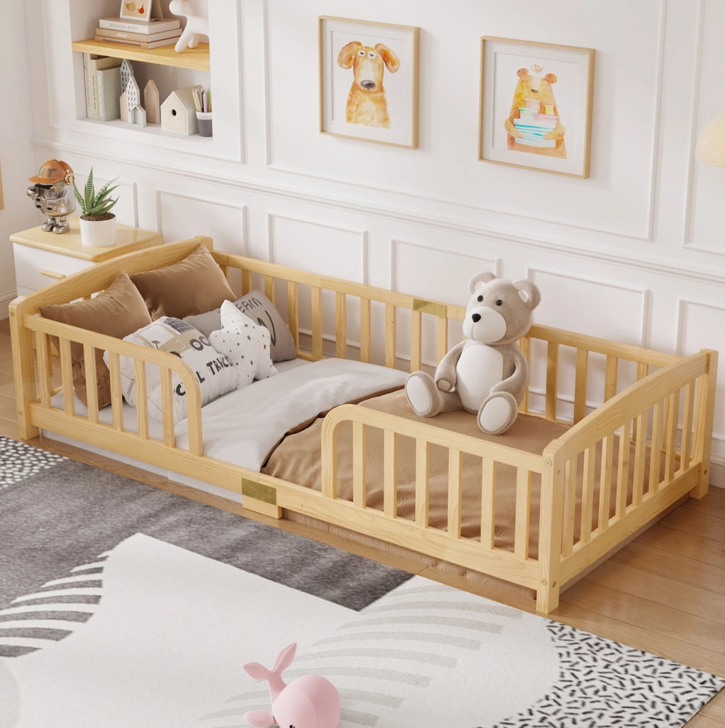 Letto a pavimento ULEVR 90x200 cm in pino naturale con sponde di sicurezza e accesso centrale