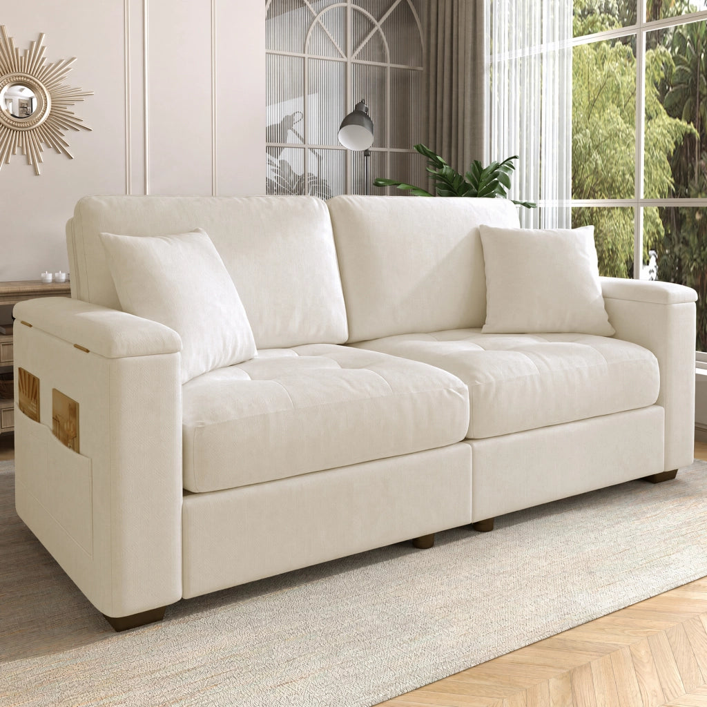 Divano 2 posti beige con vani nei braccioli e tasche laterali; rivestimento in ciniglia e 2 cuscini