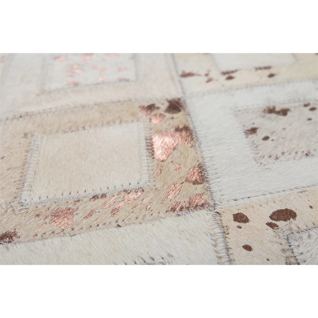 Tappeto di design Dazzle in pelle beige con effetti metallici