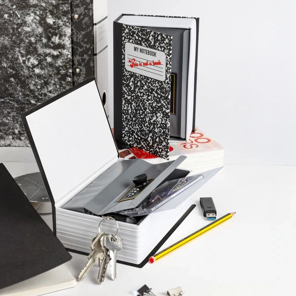 Cassaforte a forma di libro con scritta "This is not a book"