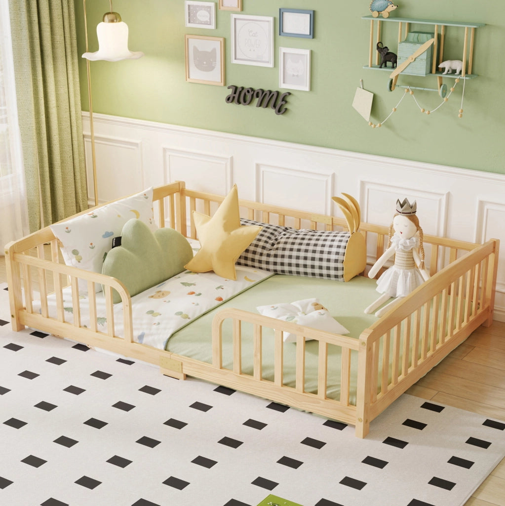 Letto a terra 140x200 cm in legno di pino con sponde di sicurezza e accesso centrale, finitura naturale