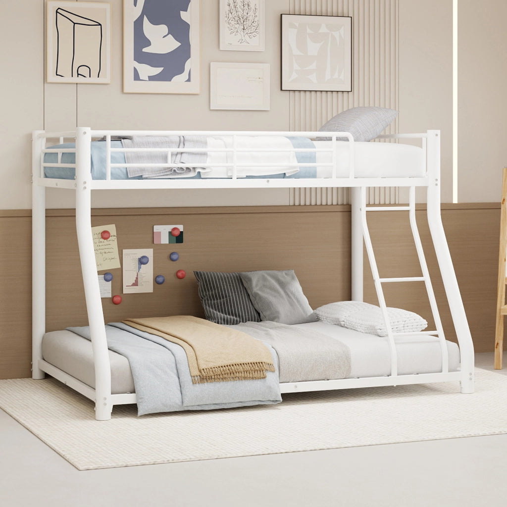 Letto a castello in metallo bianco con scala e sponde rialzate; 90x190 e 140x190 cm