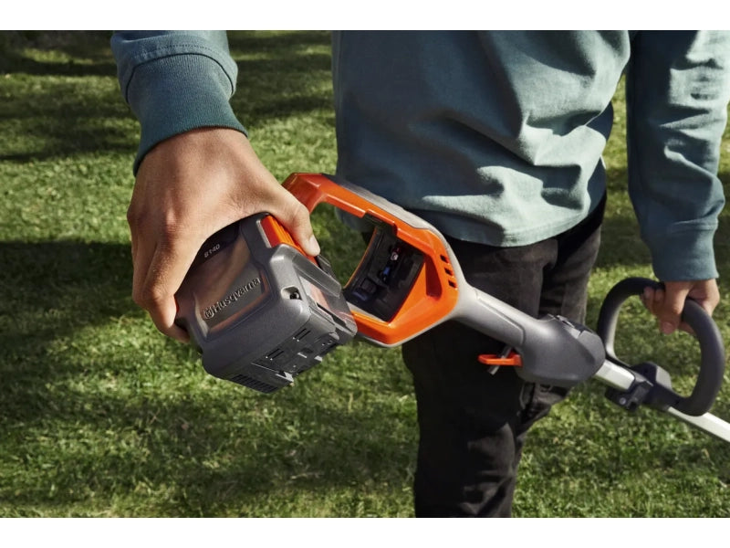 Decespugliatore Husqvarna a batteria 215iL con batteria BLi10 e carica