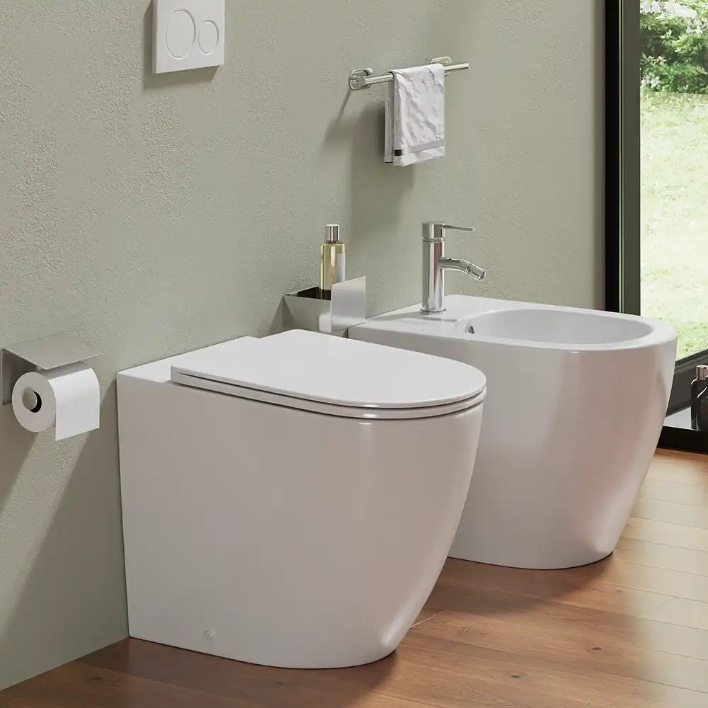 Sanitari filo muro vaso rimless traslato, bidet e copri wc bianco lucido | Europa