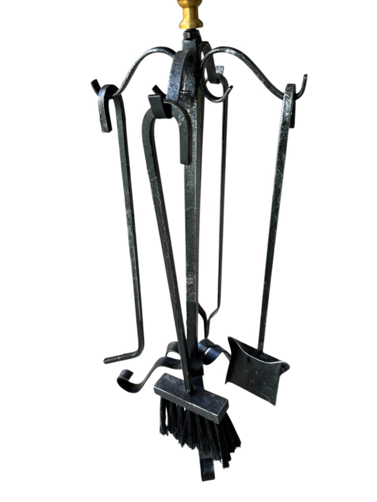Attrezzo per Camino in Ferro con Accessori,Trespolo con Pomelli in Ottone, Pinza, Uncino, Scopetta e Paletta 82cm h