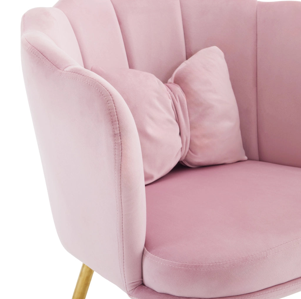 Poltrona con schienale a petalo e cuscino in velluto rosa