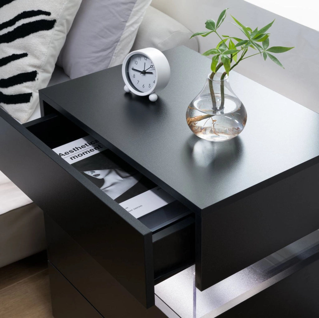 Comodino con LED RGB e 3 cassetti in legno ingegnerizzato nero