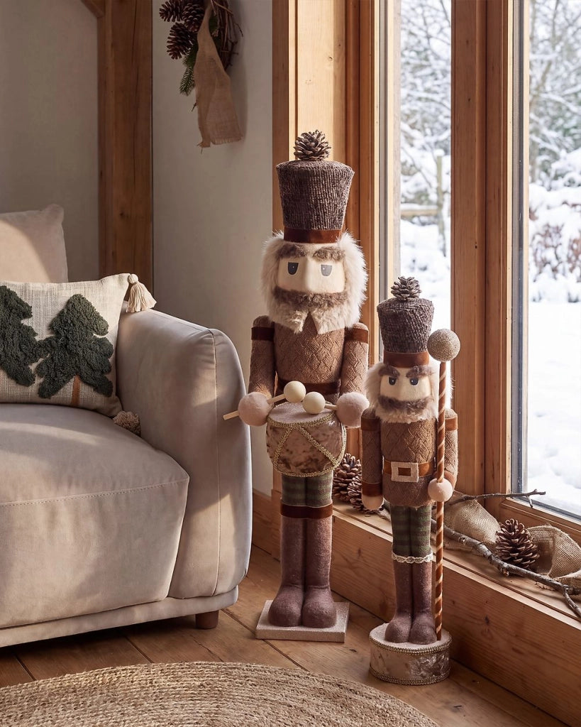 Set di 2 statuette schiaccianoci marroni fatte a mano, decorazioni natalizie
