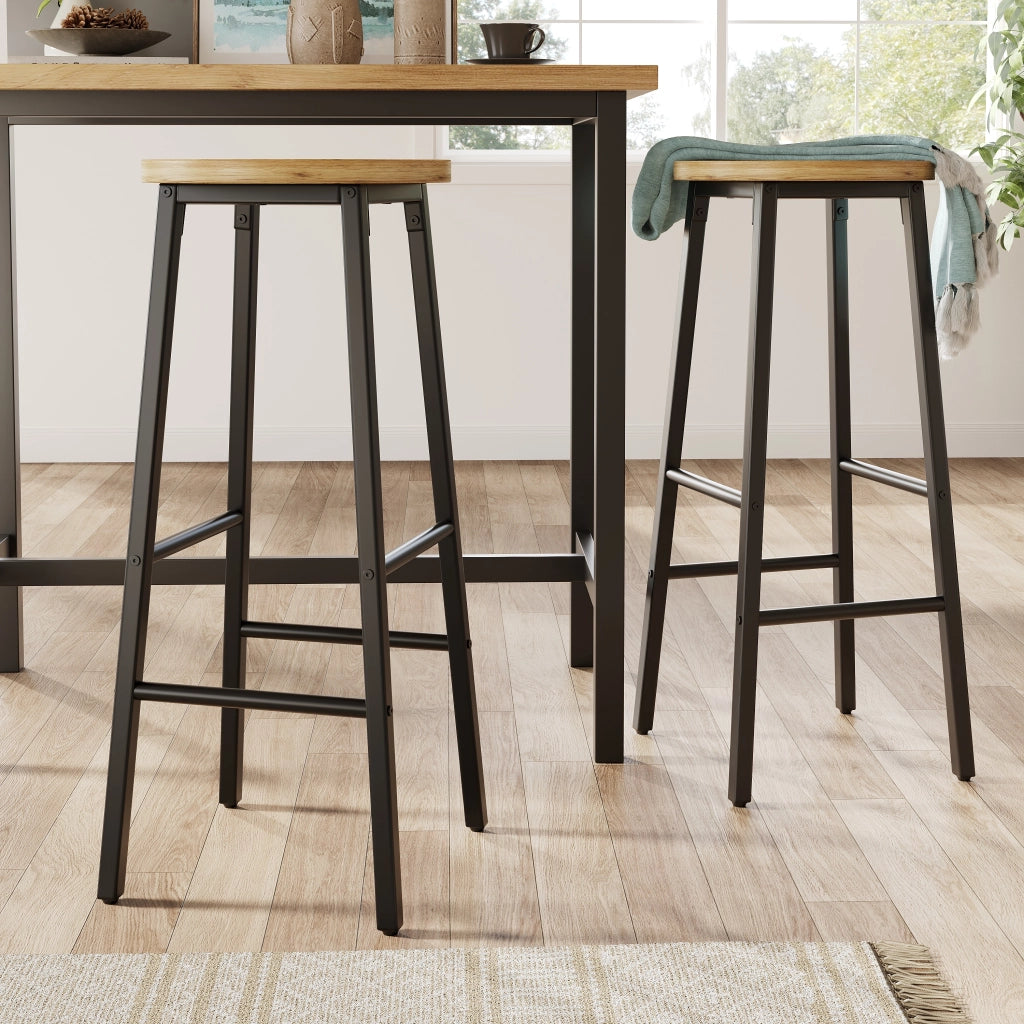 Set di 2 sgabelli da bar in metallo nero con seduta effetto legno e doppio poggiapiedi 30 × 30 × 70 cm