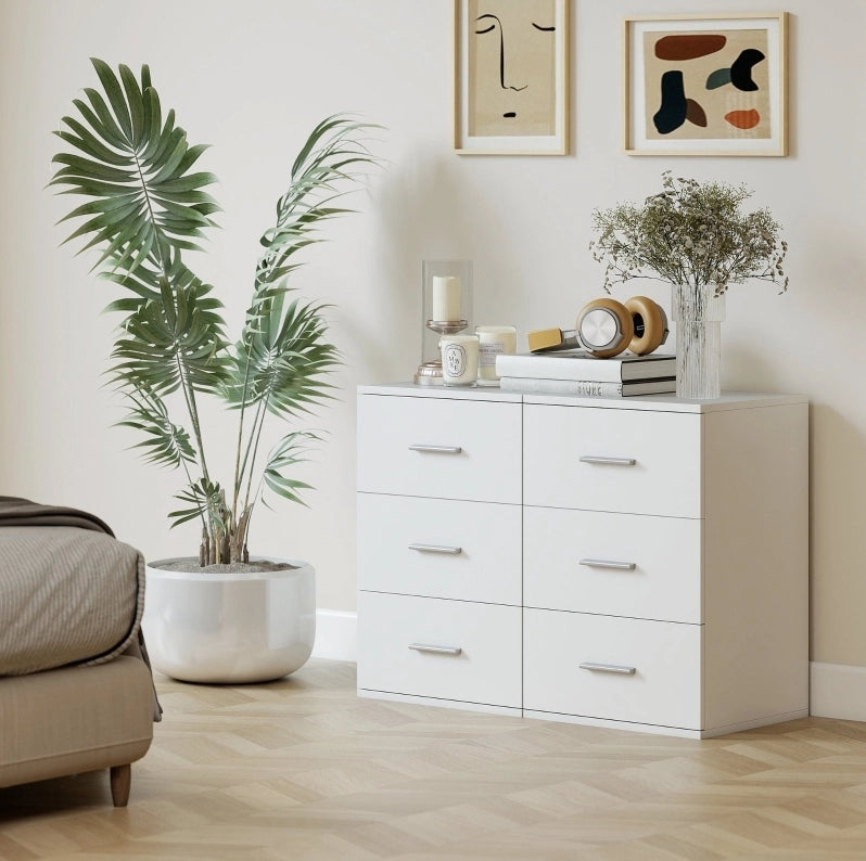 Comodino bianco 40x35x60 cm con 3 cassetti e maniglie argentate in MDF