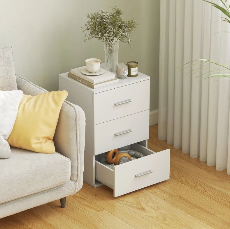 Comodino bianco 40x35x60 cm con 3 cassetti e maniglie argentate in MDF