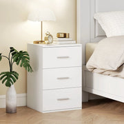 Comodino bianco 40x35x60 cm con 3 cassetti e maniglie argentate in MDF