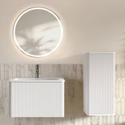 Mobile bagno sospeso con lavabo specchio LED e colonna laterale in vetro MDF compensato e solid surface bianco