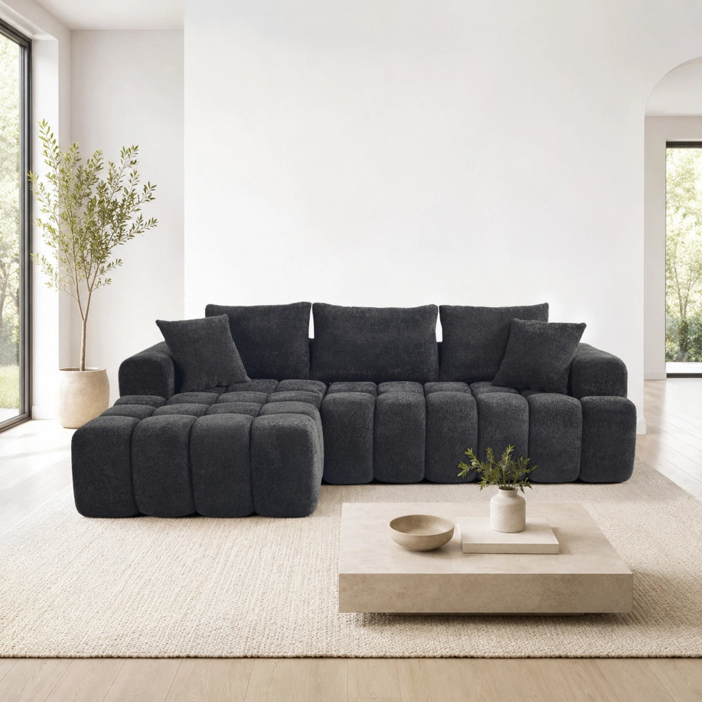 Divano angolare modulare con chaise longue in velluto nero, cuscini inclusi e design componibile per soggiorno