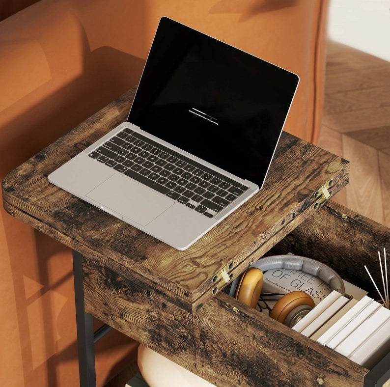 Comodino con prese e USB, 2 ripiani, marrone rustico