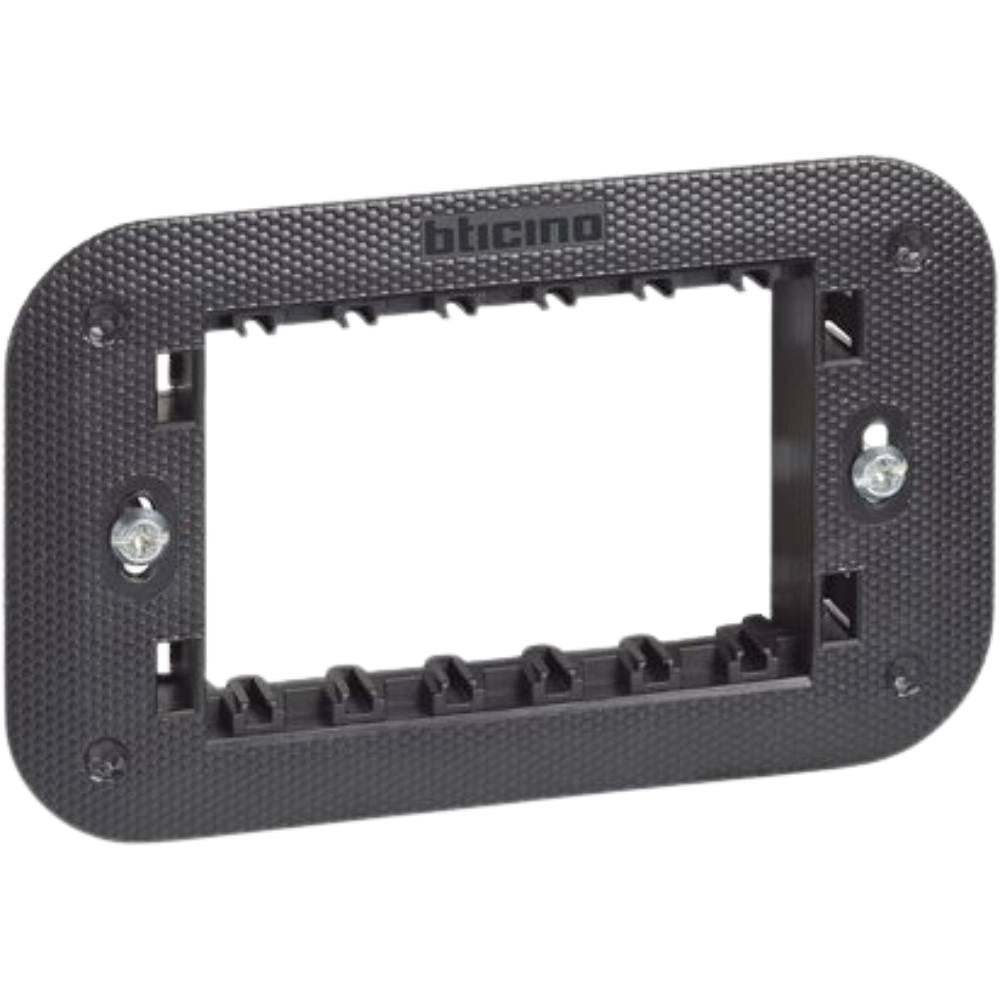 Bticino living now supporto con valva di protezione per placche modulari *** numero posti 3 moduli, confezione 1
