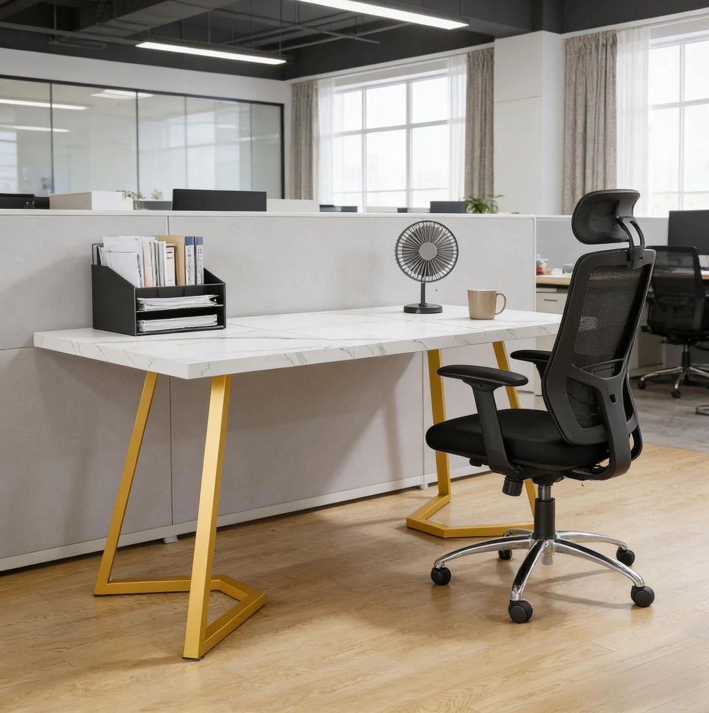 Scrivania da computer in legno bianco e oro per home office