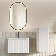 Set di mobili con lavamani sospesi con specchio LED regolabile; colonna e lavabo bianco in solid surface