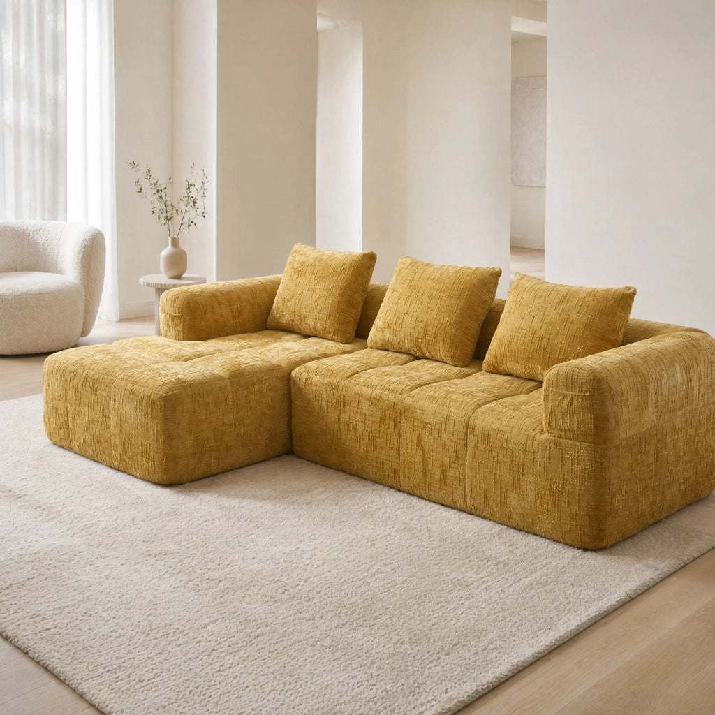 Divano componibile L in chenille gialla con chaise longue, tasche laterali e 3 cuscini