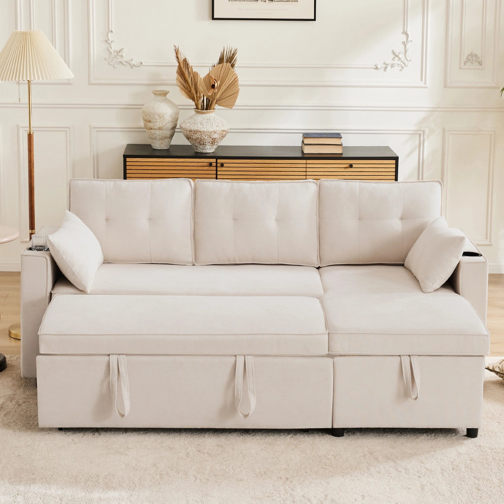 Divano letto angolare beige con contenitore, portabicchieri e cuscini decorativi
