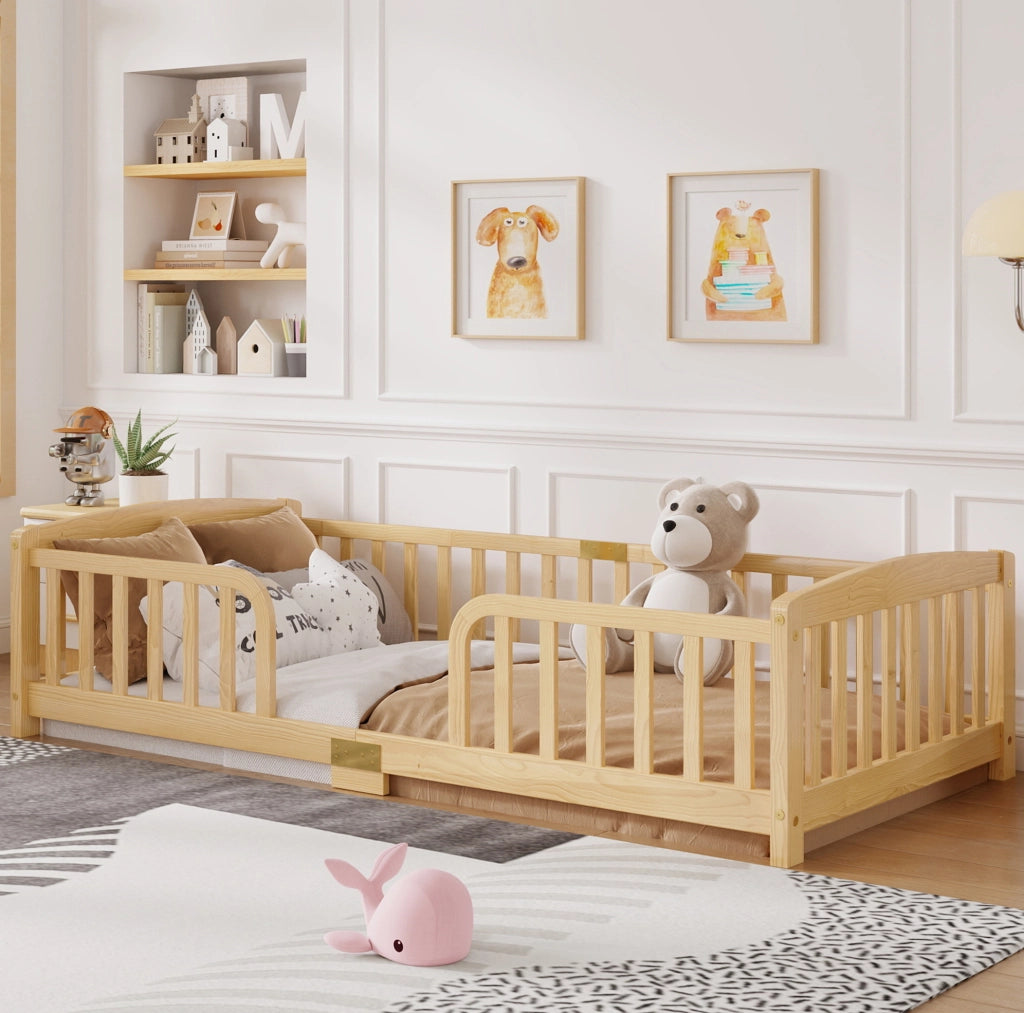 Letto a pavimento ULEVR 90x200 cm in pino naturale con sponde di sicurezza e accesso centrale