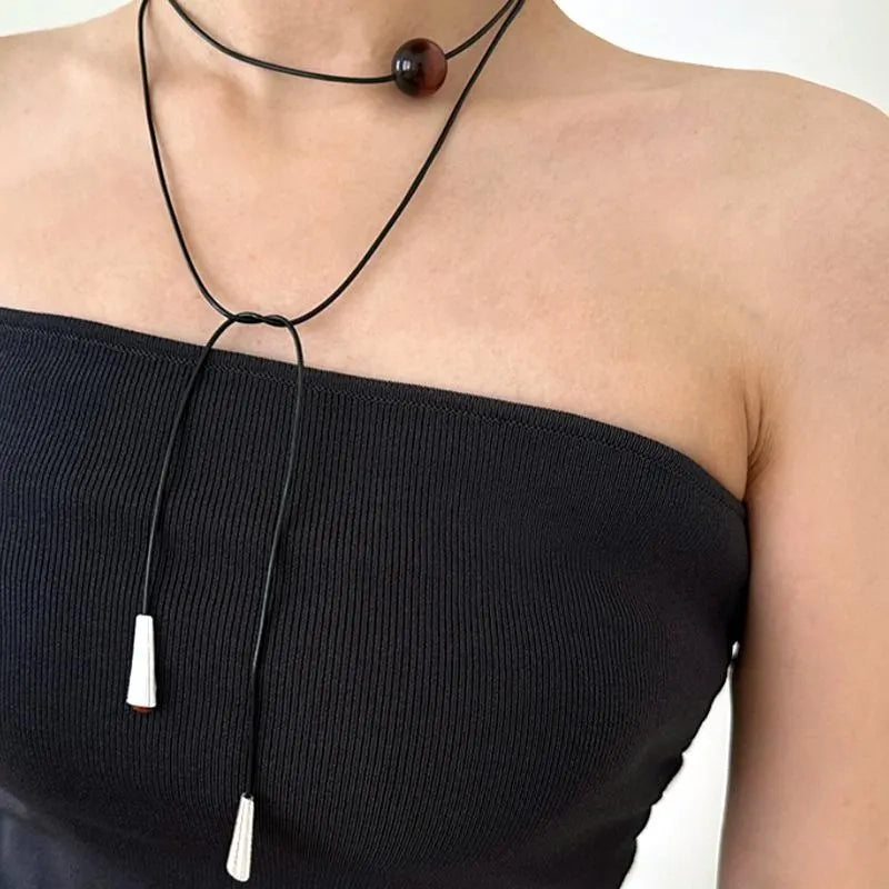 Collana con pendente in pietra naturale: girocollo regolabile con cordino in pelle nera.