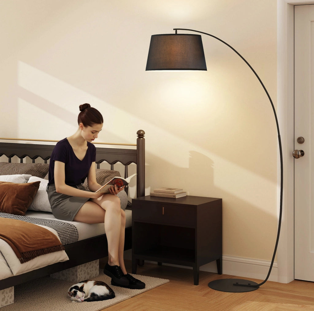 Lampada da terra ad arco ULEVR 190 cm in metallo nero con paralume effetto lino e interruttore a pedale