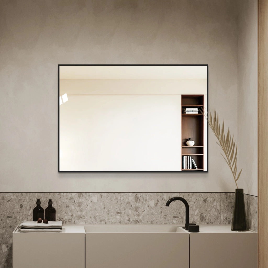 Specchio da bagno 50x70 cm in vetro nero, cornice in alluminio, montaggio a parete