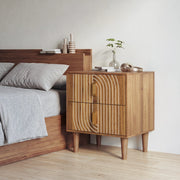 Comodino ULEVR in MDF marrone noce con 2 cassetti, inserti geometrici e gambe in legno