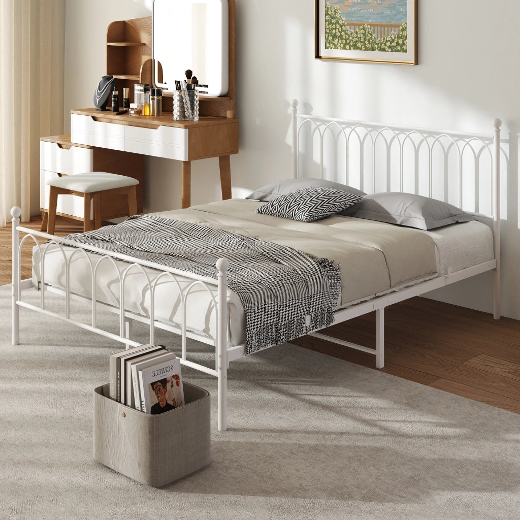 Letto singolo in metallo bianco 140x200 cm con spazio sotto il letto e testiera decorativa