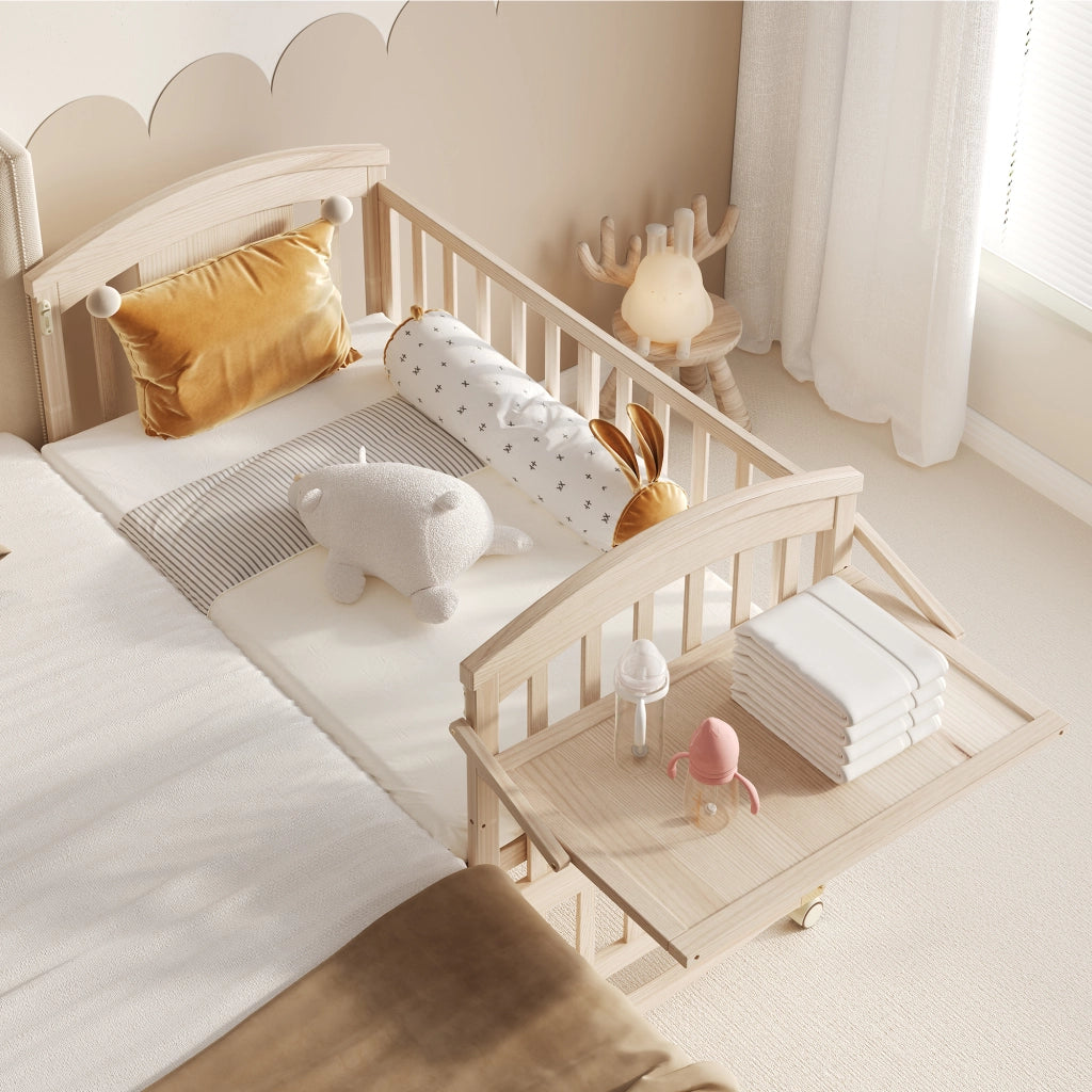 Lettino per bambini in legno naturale 120 × 60 cm con fasciatoio ripiano pieghevole ruote e funzione letto affiancato