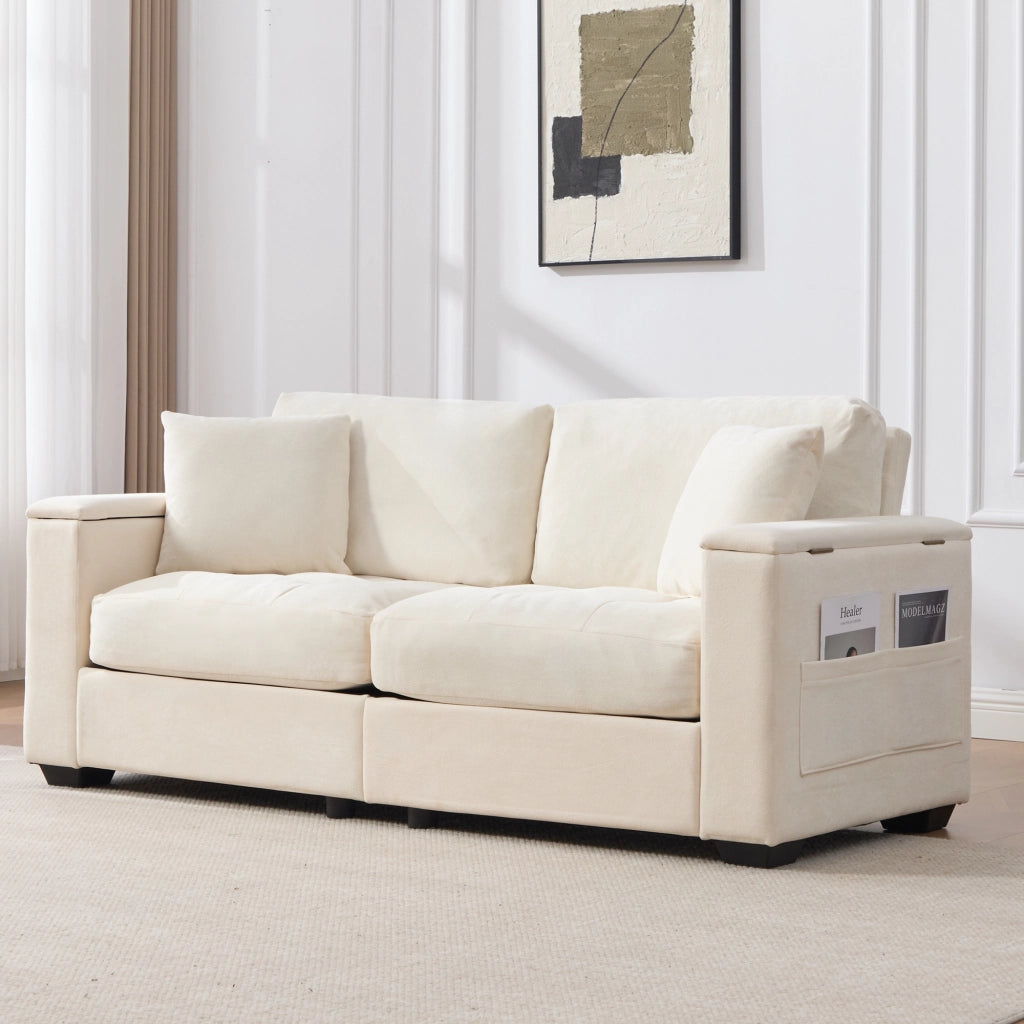 Divano 2 posti beige con vani nei braccioli e tasche laterali; rivestimento in ciniglia e 2 cuscini