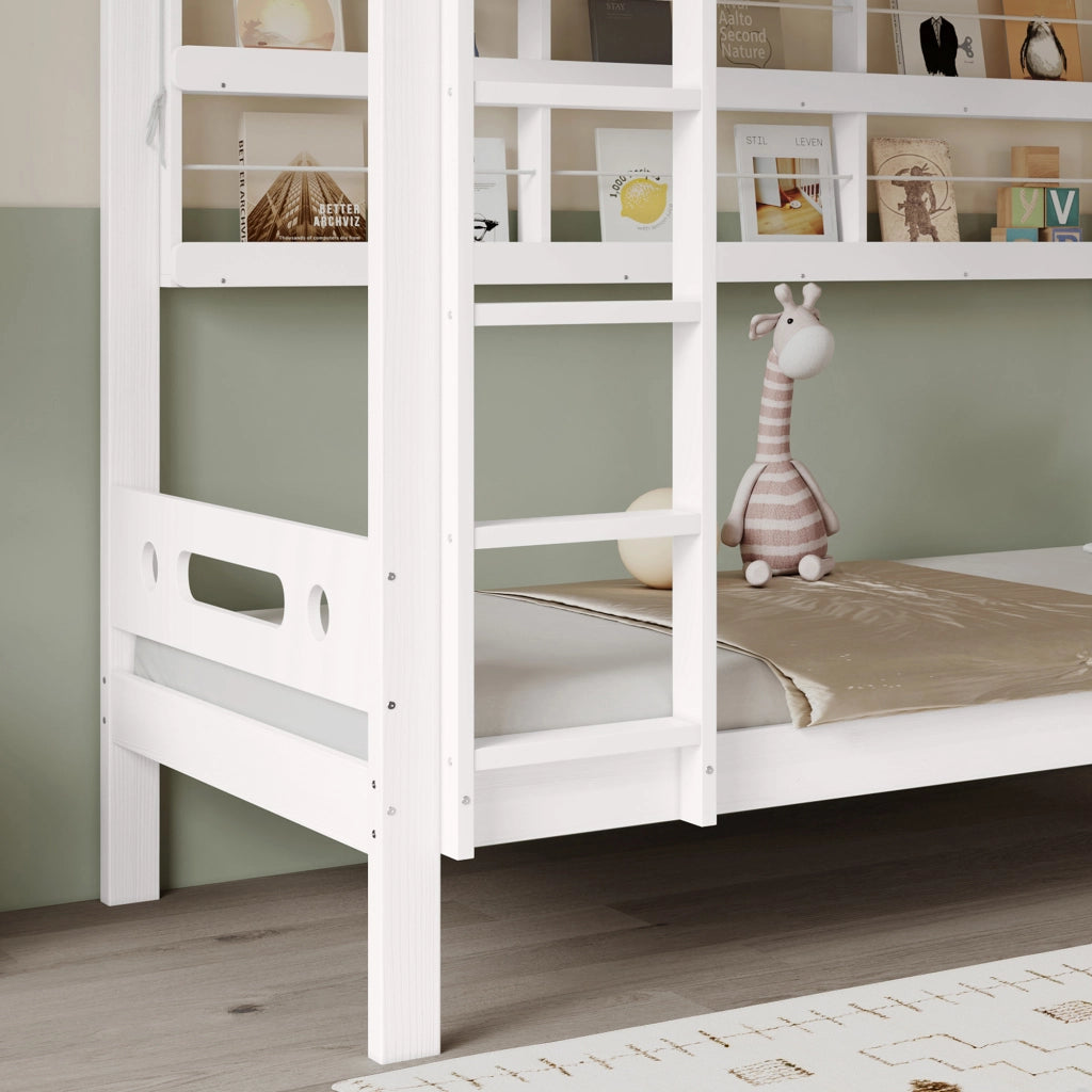 Letto a castello 90x200 cm in legno bianco e naturale con ripiani laterali e scala